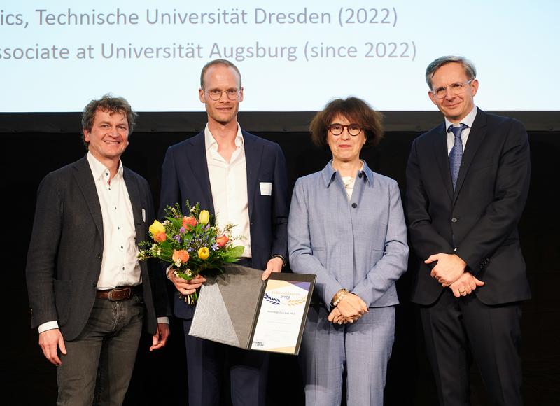Presentation of the 2023 Doctoral Thesis Award by Dr. Valérie André, chairperson of the IPF’s Association of Supporters, Prof. Jens-Uwe Sommer and Prof. Carsten Werner, Scientific Director of the IPF, to Dr. Hidde Vuijk (second from the left)