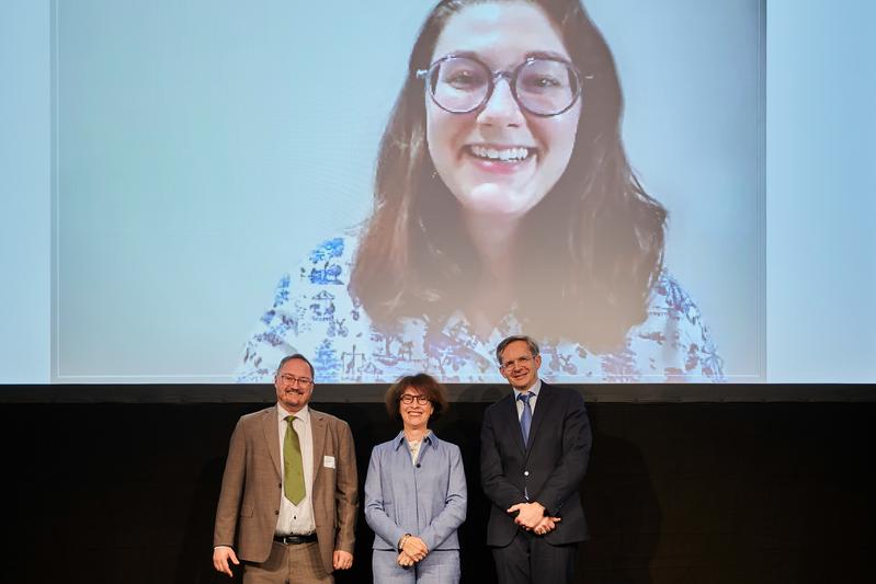 Presentation of the 2023 Professor Franz Brandstetter Prize by Dr. Valérie André, chairperson of the IPF’s Association of Supporters, Prof. Andreas Fery and Prof. Carsten Werner, Scientific Director of the IPF, to Valentine Comoy (visible on the screen)