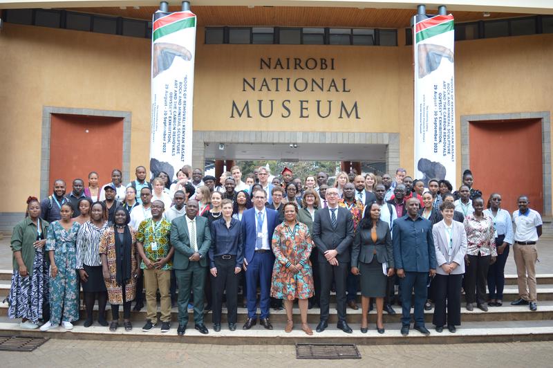 MuseumsLab'-Teilnehmende des Jahrgangs 2023 in Nairobi mit DAAD-Generalsekretär Dr. Kai Sicks (6. v. r.) und dem deutschen Botschafter Sebastian Groth (4. v. r.)