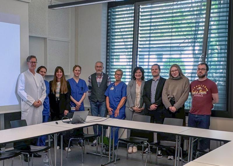 Studienteam der Hochschule für Gesundheit, Logopädinnen des St. Josef-Hospitals Bochum, Prof. Dr. Kerstin Bilda, Prof. Dr. Lars Tönges, Patientenvertreter der Studie, IT Support Alexander Fels, Transferpartner Christopher Schmidt von Medecon Ruhr