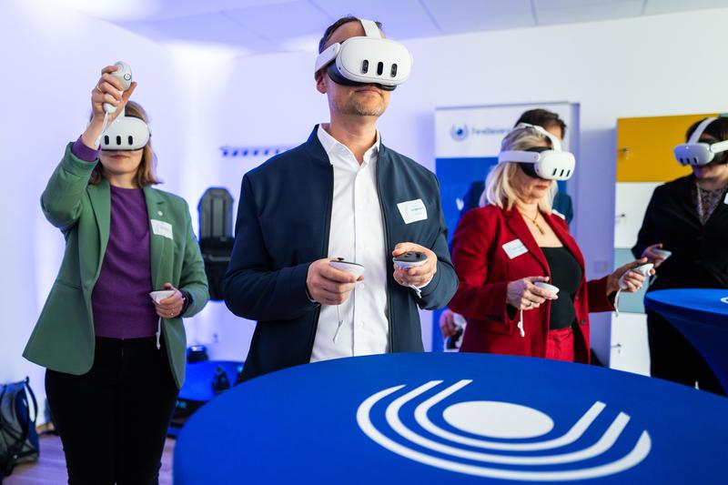 Abgeordnete und Hochschulleitung beim virtuellen Rundgang durch den Immersive Collaboration Hub