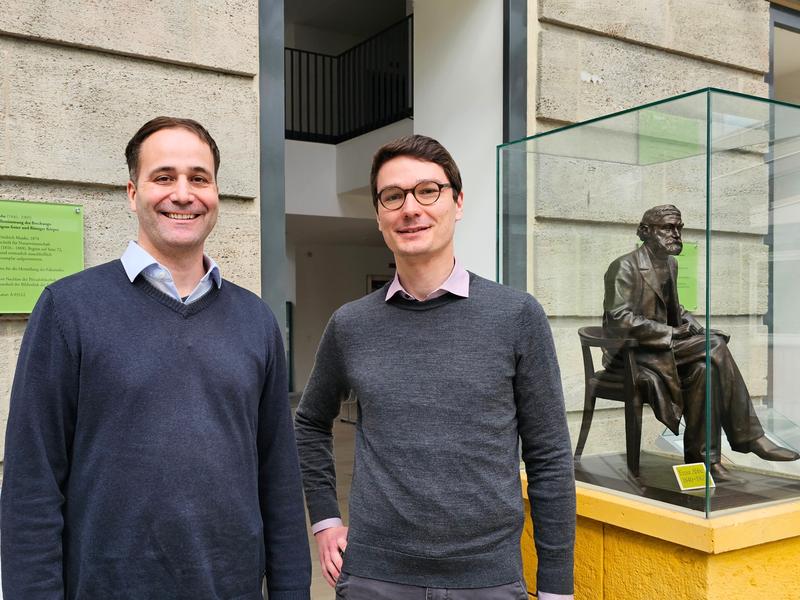 Prof. Dr. Paul Engelke (links im Bild) und Prof. Dr. Daniel Möller von der Ernst-Abbe-Hochschule Jena