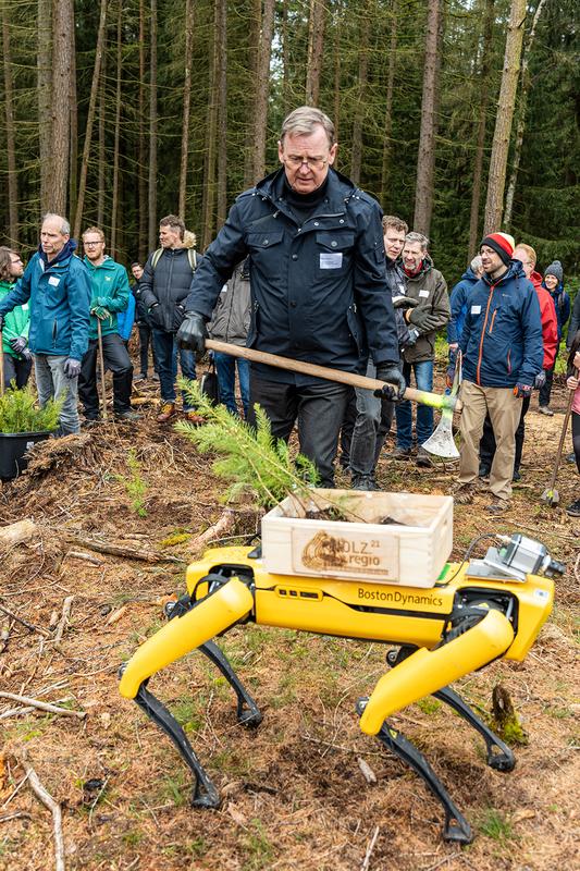 Roboterhund SPOT unterstützte den Thüringer Ministerpräsidenten Bodo Ramelow und lieferte fleißig Nachschub.