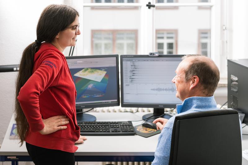 Professor Andreas Rietbrock und Dr. Caroline Chalumeau vom Geophysikalischen Institut des KIT diskutieren über seismische Aktivität an Subduktionszonen. (Foto: Amadeus Bramsiepe, KIT)