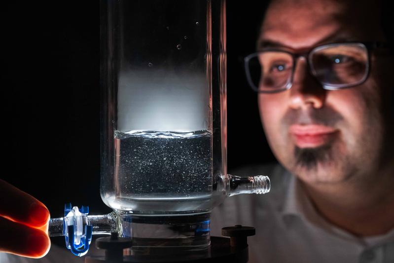Der Umweltchemiker Dr. Patrick Bräutigam experimentiert an der Universität Jena an einem Reaktor zur Kombination von Ultraschall und Ozonung. Solche Reaktoren werden zur Entfernung von Arzneimitteln in Wasser eingesetzt. 