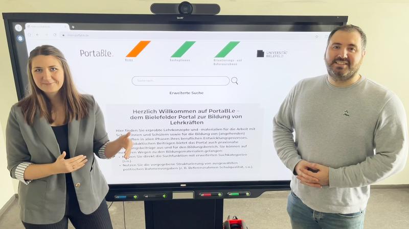 Als Teil des PortaBLe-Teams präsentieren Dr. Julia Schweitzer und Arash Haghani das neue Online-Portal.