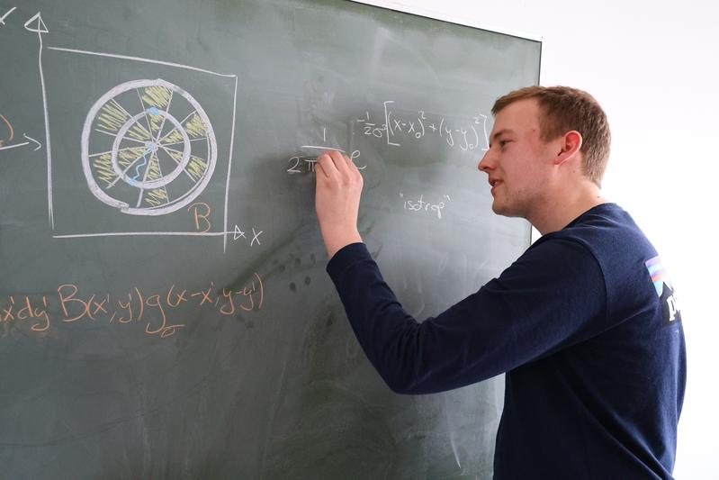 Merlin Füllgraf beim anzeichnen von Formeln: Dart - ein einfaches Spiel, aber mathematisch komplex