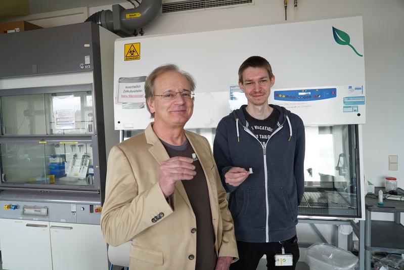 Professor Dr. Hans-Peter Deigner (links) und Doktorand Oliver Riester 
