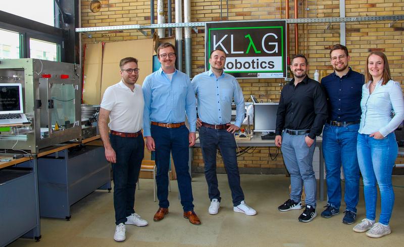 Max Schmidt, Tim Horst, Henrik Klag, Markus Möglich, Julian Scheid und Jacqueline Hartmann (von links) arbeiten auf dem THM-Campus Friedberg an eigenen marktreifen Robotersystemen. 