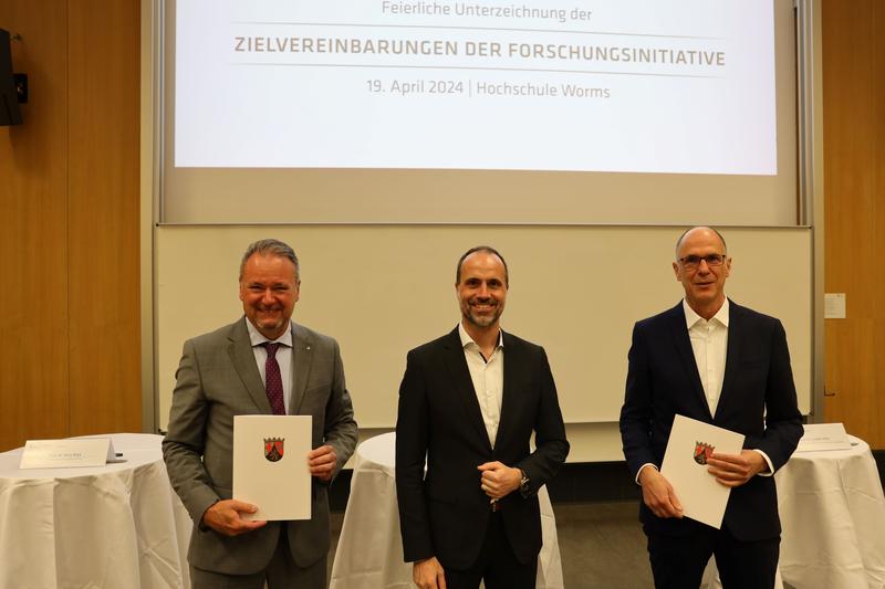 (v.l.): Prof. Dr. Hans Rück (Vizepräsident HS Worms), Wissenschaftsminister Clemens Hoch und Prof. Dr. Gunther Piller (Präsident HWG LU) nach der feierlichen Unterzeichnung der Zielvereinbarungen in Worms. 