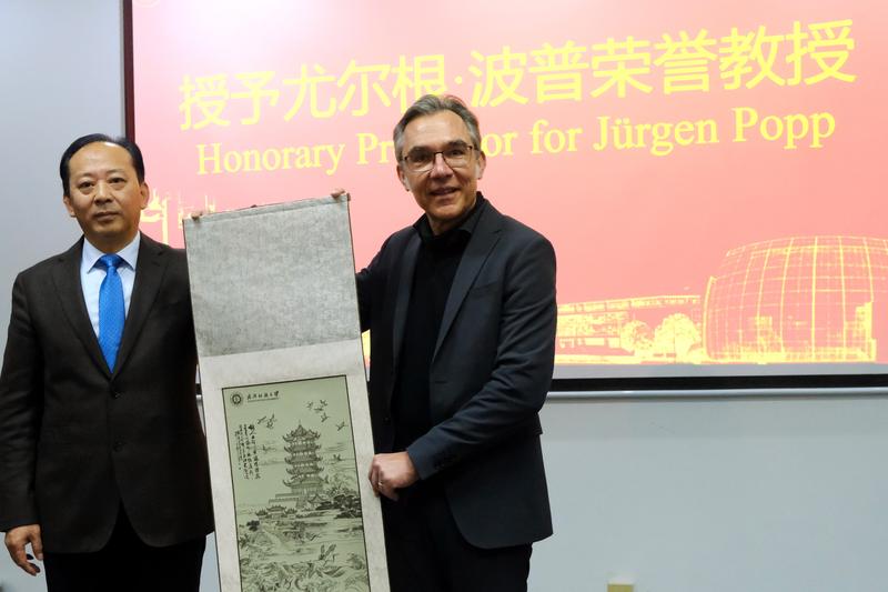 Prof. Jürgen Popp (rechts) ist zum Ehrenprofessor der Wuhan Textile University (WTU) ernannt worden. Er nahm die Auszeichnung im April 2024 von WTU-Vizepräsident Feng Jun in Wuhan entgegen.