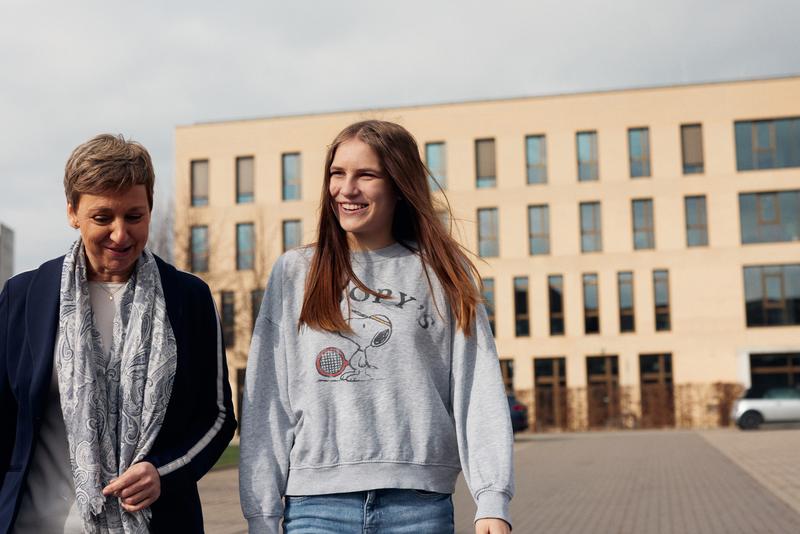 Bettina Wittbecker (l.) ist dezentrale Gleichstellungsbeauftragte am Campus Minden. Sie setzt sich für mehr Frauen in MINT-Fächern ein. Sie ist zudem die Ansprechpartnerin für das Probestudium an der HSBI. 