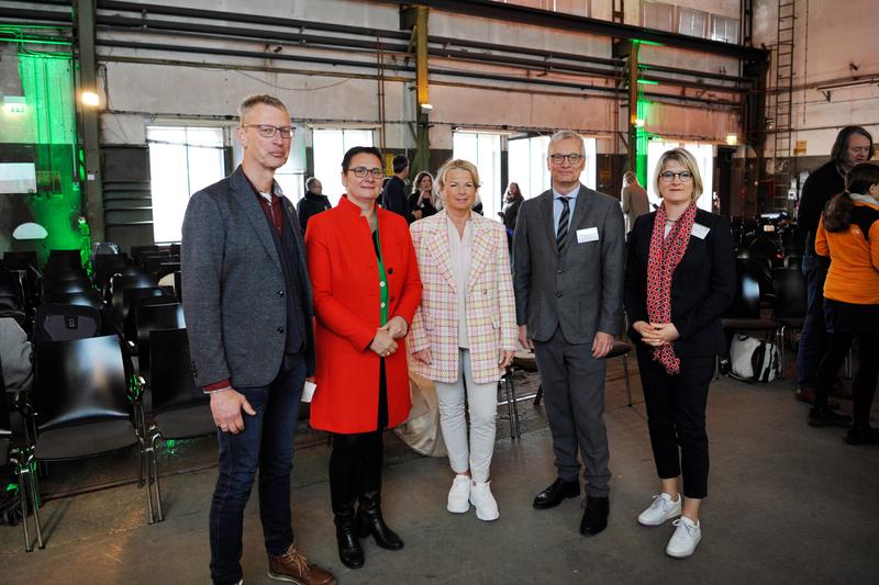 Eröffneten die Konferenz (v. li.): Dr. Johannes Großewinkelmann (Welterbe Rammelsberg), Unipräsidentin Dr.-Ing. Sylvia Schattauer, Goslars Oberbürgermeisterin Urte Schwerdtner, Prof. Klaus-Jürgen Röhlig (Clausthal) und Iris Graffunder (BGE).