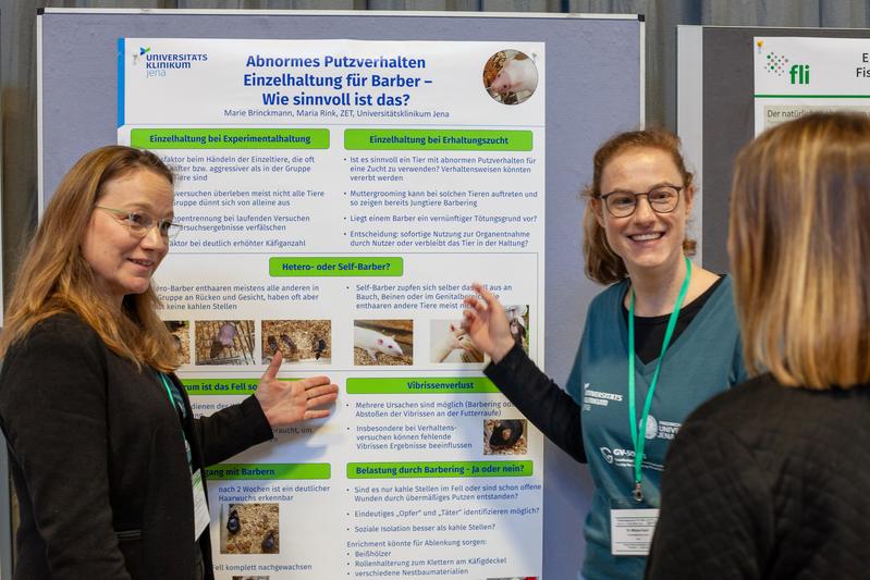 Dr. Sabine Bischoff (l.) und Dr. Mirijam Koch von der Stabsstelle Tierschutz des UKJ informieren über die Versuchstierhaltung und die Regularien der tierexperimentellen Forschung.