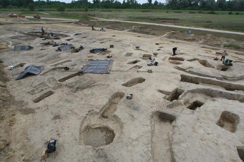 Ausgrabungsarbeiten der Eötvös-Loránd-Universität auf dem awarischen Gräberfeld (6.-9. Jahrhundert u.Z.) von Rákóczifalva, Ungarn, im Jahr 2006.
