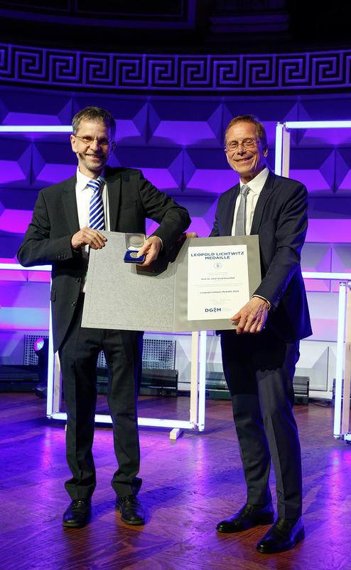 Prof. Dr. Ulf Müller-Ladner (DGIM) verleiht die höchste Auszeichnung, die Leopold-Lichtwitz-Medaille, während der 130. Jahrestagung in Wiesbaden an Prof. Dr. Gerd Hasenfuß (UMG). 