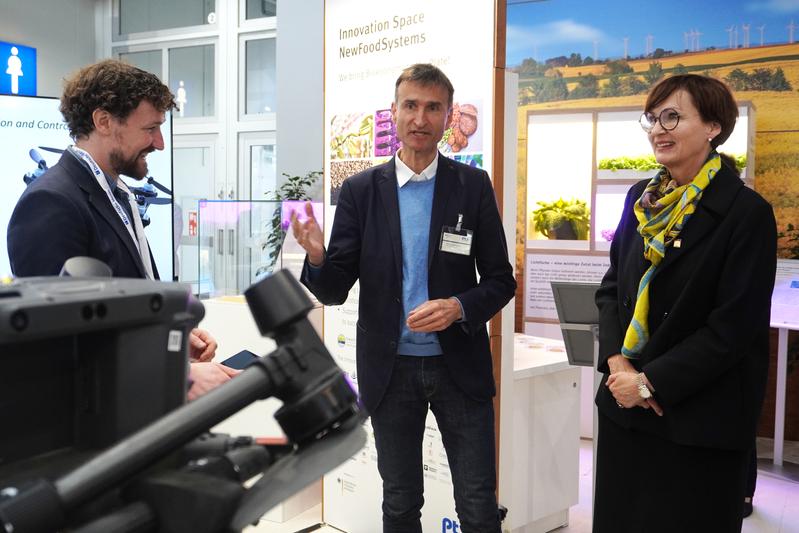 von rechts: Bundesforschungsministerin Bettina Stark-Watzinger mit Prof. Dr. Enno Bahrs (NOcsPS) und Christopher Marples (DAKIS) auf der Hannover Messe 2024.