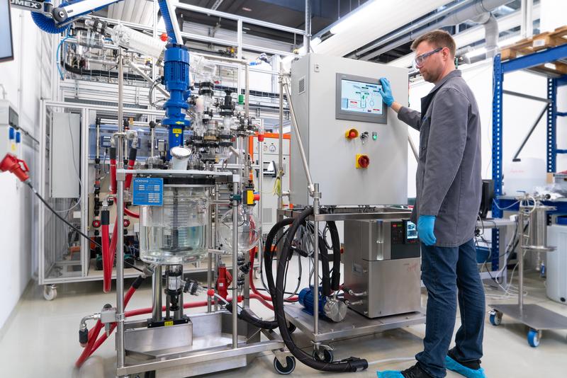 Im Labor des Fraunhofer IKTS wird an Methoden zur Rückgewinnung von Lithiumcarbonat geforscht