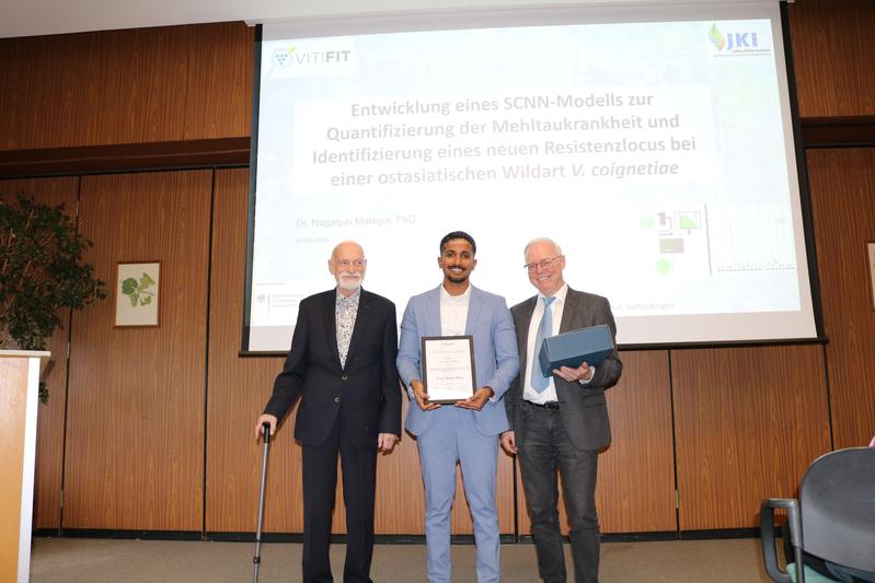 Dr. Nagarjun Malagol (Mitte) mit dem 1. Vorsitzenden des Fördervereins Prof. Dr. Rolf Blaich (li) und Prof. Dr. Reinhard Töpfer (re), Geschäftsführer des Vereins und Institutsleiter der JKI-Rebenzüchtung.