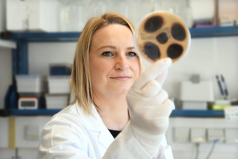 Michaela Lackner, Professorin für Experimentelle Mykologie am Institut für Hygiene und Medizinische Mikrobiologie