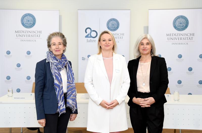 Christine Bandtlow, Vizerektorin für Forschung und Internationales, Michaela Lackner, Leiterin des PHD Programms Mycos & Cornelia Lass-Flörl, Direktorin Institut für Hygiene und Medizinische Mikrobiologie (v. li. n. re.)