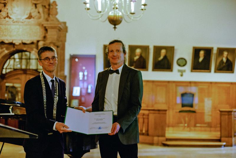 Professor Stefan Bürger (rechts) bei der feierlichen Aufnahme in die Sächsische Akademie der Wissenschaften. Links Akademiepräsident Professor Hans-Joachim Knölker.
