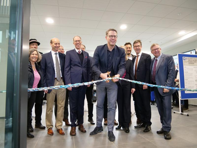 Bayerns Wissenschaftsminister Markus Blume durchschnitt das Band und eröffnete damit den CAIDAS-Neubau auch ganz offiziell. In Betrieb ist der Bau schon seit mehreren Monaten. 