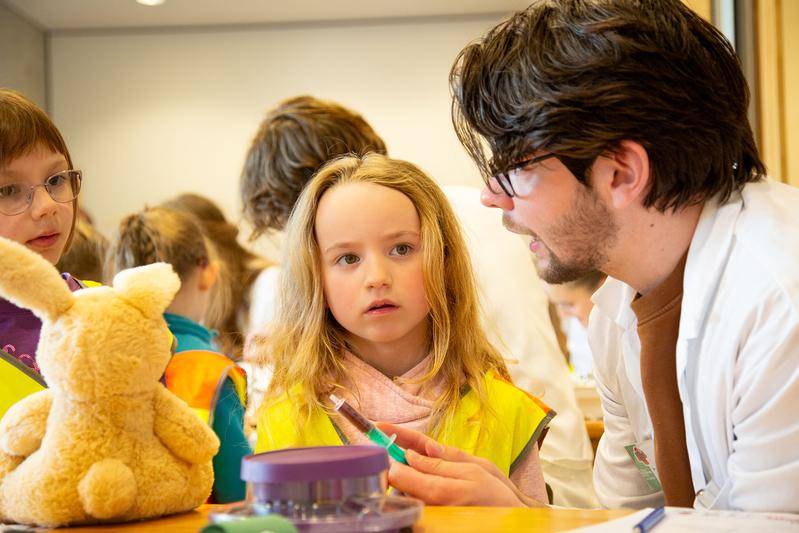 Drei Tage lang kommen Kita-Kinder mit ihren plüschigen Freunden in das Teddy-Krankenhaus im Dresdner Universitätsklinikum.