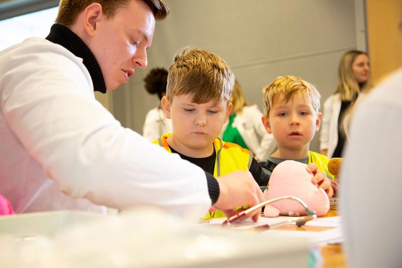 Drei Tage lang kommen Kita-Kinder mit ihren plüschigen Freunden in das Teddy-Krankenhaus im Dresdner Universitätsklinikum.