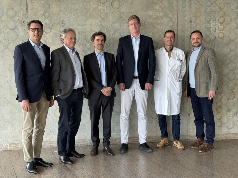 Dr. Tim J. von Oertzen (1.v.l.), Philip Rieger (3.v.l.), die Professoren Ralf Bargou (2.v.l.), Andreas Rosenwald (3.v.r.) und Volker Kunzmann (3.v.r.) und Referent Dr. Benedikt Westphalen, LMU Klinikum München (1.v.r.)