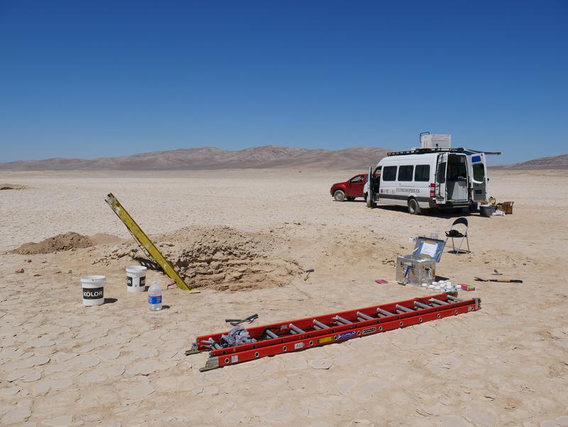 Untersuchungsort in der Yungay-Playa: Die ausgehobene Profilgrube und der Labor-Wagen der Universität Antofagasta. 