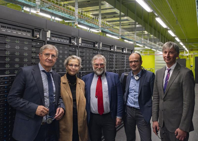 F.l.t.r: State Secretary Prof Thomas Popp, Prof Ursula Staudinger, Rector of TU Dresden, Prof Wolfgang Nagel, Director of the ZIH, Prof Lars Bernard, CDIO of TU Dresden, and Prof Ramin Yahyapour, Georg-August-Universität Göttingen.