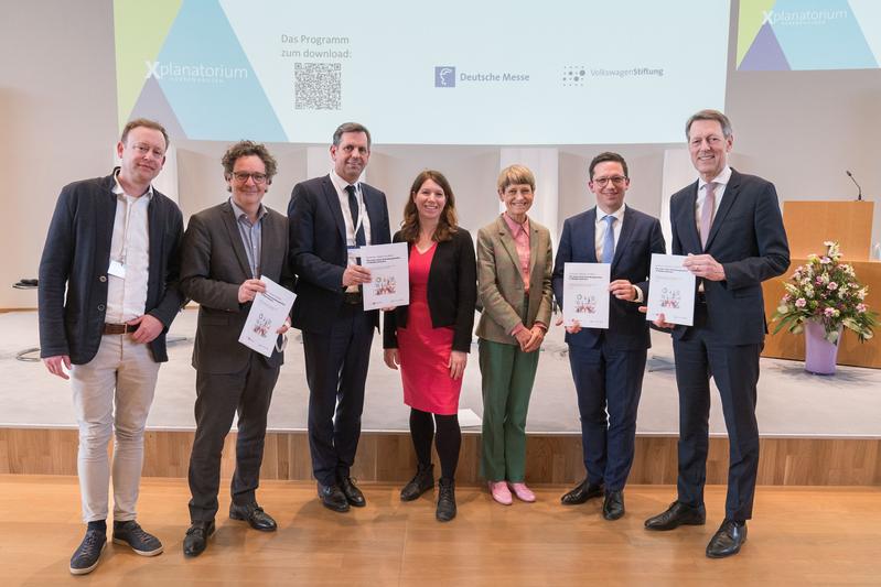 Initiatoren + Diskutant:innen: Tobias Wedler (Niedersachsen.next startup), Uwe Ilgenfritz-Donné (Niedersachsen.next), Olaf Lies, Dr. Anna Christmann (startup-Beauftragte des Bundes), Prof. Dr. Angela Ittel (Präsidentin TU BS), Falko Mohrs, Dr.Georg Schütt