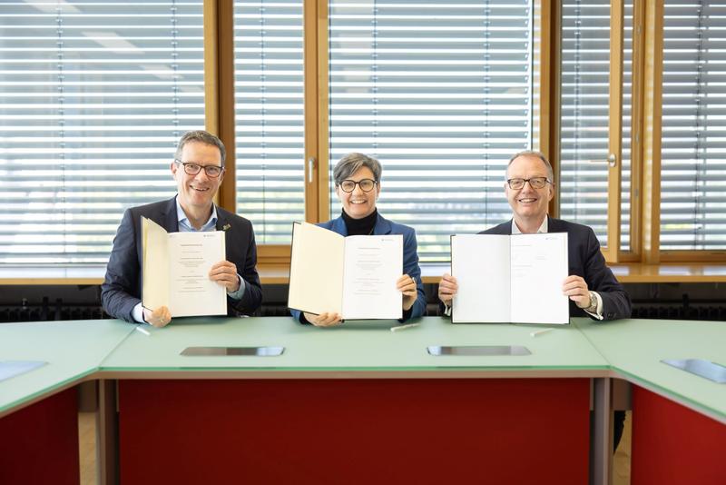 Der Präsident der Frankfurt University of Applied Sciences, Prof. Dr. Kai-Oliver Schocke, die Präsidentin der Handwerkskammer Frankfurt-Rhein-Main (HWK), Susanne Haus, und Hauptgeschäftsführer Dr. Christof Riess, HWK, unterzeichnen den Kooperationsvertrag.