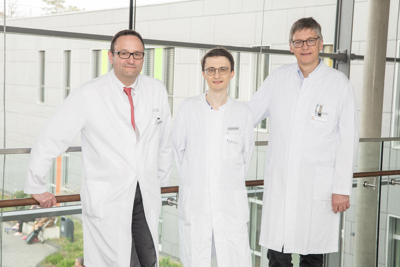 (v. l. n. r.) Prof. Dr. Hartmut Vatter; Priv.-Doz. Dr. Matthias Schneider und Prof. Dr. Ulrich Herrlinger wollen durch eine erweiterte Resektion die Lebenserwartung von Glioblastompatientinnen und –patienten verlängern.