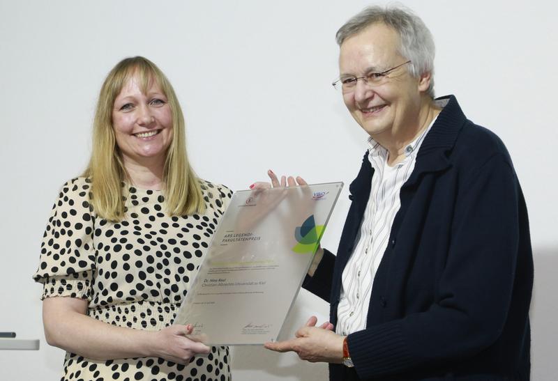 Dr. Nina Keul von der CAU (li) erhält den Ars legendi-Fakultätenpreis 2024 in der Kategorie Biologie – hier mit Jurymitglied Prof. Dr. Felicitas Pfeifer vom VBIO (re) 