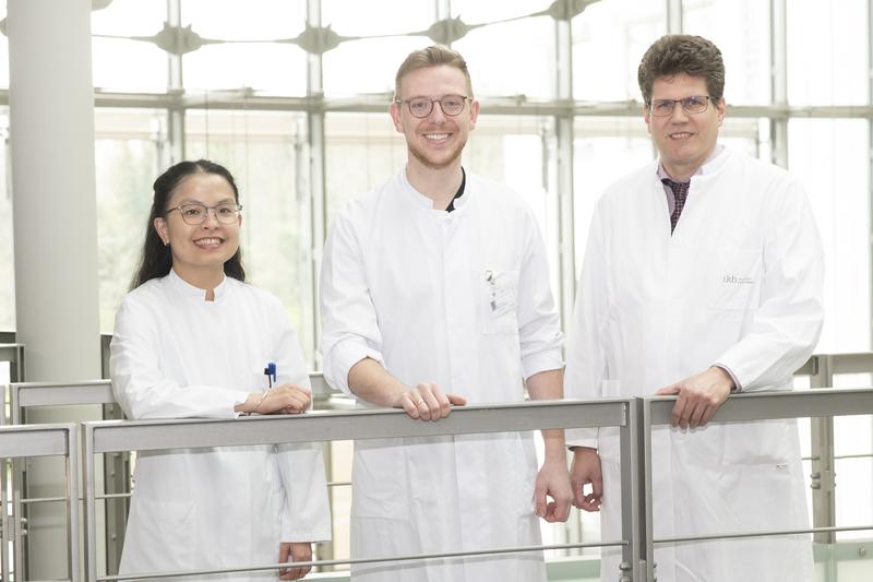 (v. l.) Ngoc Khanh Tran, PhD Studentin am UKB, PD Dr. Niklas Klümper und Prof. Michael Hölzel, Leiter des Instituts für Experimentelle Onkologie am UKB, und mit PD Dr. Eckstein Co-Seniorautor der gestern veröffentlichten Publikation.