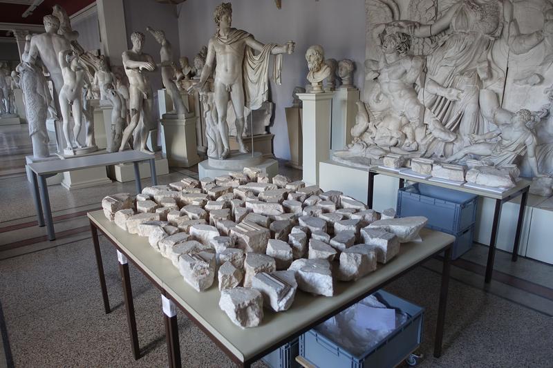 Fragmente der zerbrochenen Altarplatte im Institut für Antike der Universität Graz, wo sie digitalisiert wurden.