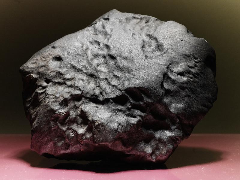 From a scientific and cultural-historical point of view, the ‘Elmshorn’ meteorite represents a globally unique piece. At 3.7 kilograms, it is the largest intact main mass of a meteorite to fall in Germany in the last 100 years.