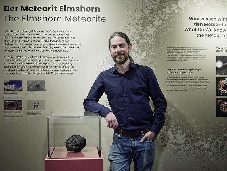 Meteoritenforscher Dr. Stefan Peters sieht im Meteoriten „Elmshorn“ eine außergewöhnliche Ergänzung der mineralogischen Sammlung im Museum der Natur Hamburg. „Elmshorn“ trägt wesentlich zu unserem Verständnis des frühen Sonnensystems bei.