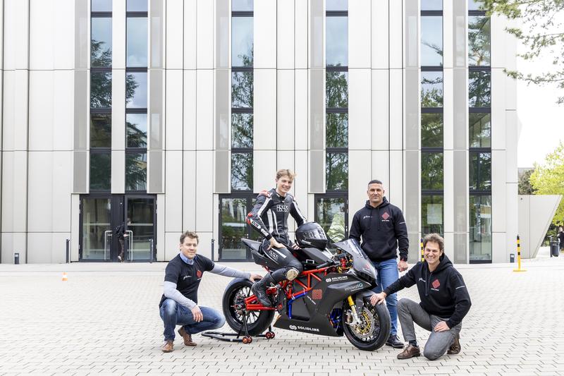 Ein Teil des Gauss II-Kernteams. V.r.n.l.: Akademischer Projektleiter Prof. Dr. Jens Hoffmann, studentischer Projektleiter Ali Kücük, Student Bjarne Hinkel, Lehrbeauftragter Attila Kiss.