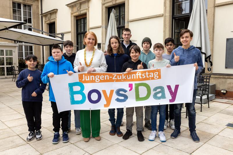 Bundesminsterin Lisa Paus nimmt im Schloßhotel Berlin am Boys'Day 2024 teil