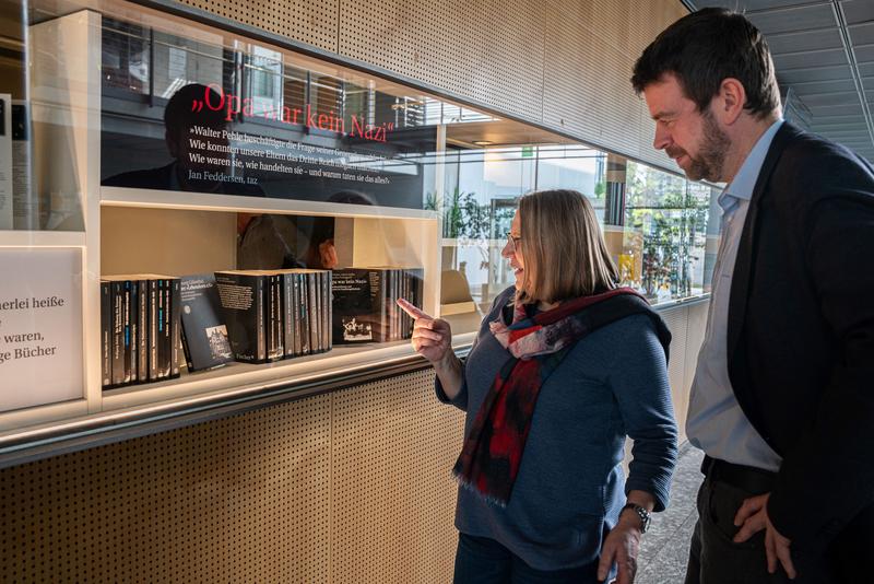 Dr. Marina Lienert und Prof. Florian Bruns vom Institut für Geschichte der Medizin an der Medizinischen Fakultät der TU Dresden haben die Ausstellung für die Hochschulmedizin Dresden konzipiert.