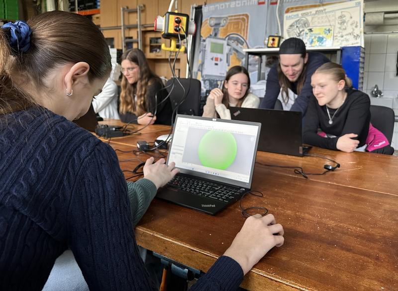 Im 3D-Druck-Workshop konnten Schülerinnen mit Hilfe einer Design-Software ein 3D-Modell entwickeln und anschließend drucken. Bild: Felix Schlief/Universität Koblenz