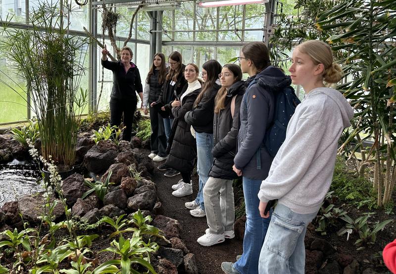 Die Campus-Rallye führte die Schülerinnen unter anderem ins Gewächshaus der Universität. 