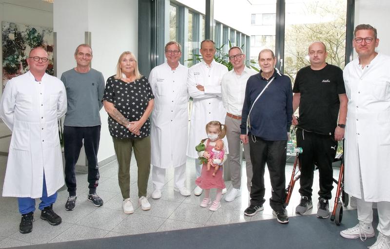 (V.l.) Oberarzt Jan Fleischhauer, Michael Grob, Andrea Nagel, Prof. Dr. Jan Gummert, Prof. Univ. (assoc.) Dr. Eugen Sandica, Julia (2J.), Koordinator Artur Rajtor, Hans Nyenhuis, Manuel Pickard und Oberarzt Prof. Dr. René Schramm