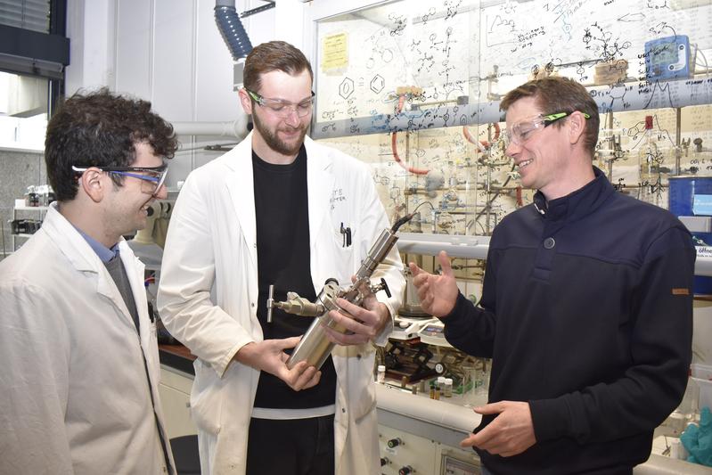 Javier Mateos (left), Tim Schulte and Tobias Ritter discuss their project in the lab. 