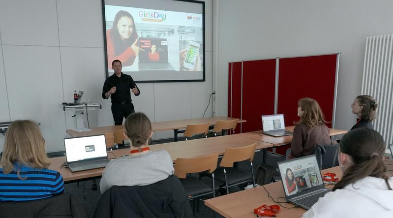 Girls’ u. Boys’Day 2024 an der DHBW Karlsruhe: : “Fake News! Oder kann das wirklich echt sein” – mit Hilfe von Eye Tracking Fake News erkennen.