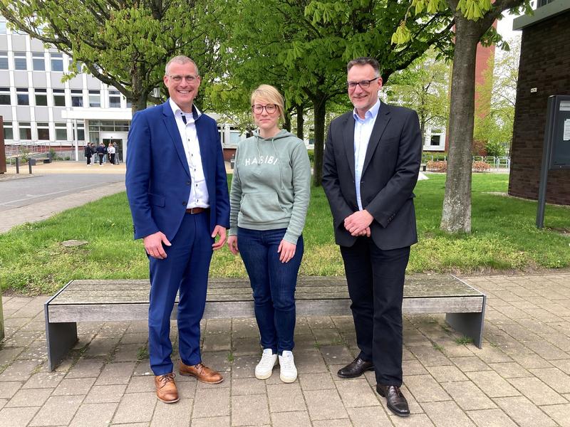 (v.l.n.r. FH-Kiel-Präsident Prof. Dr. Björn Christensen, Senatorin Britta Ingwersen und der Vorsitzendes des Senats Prof. Dr. Claus Neumann. 