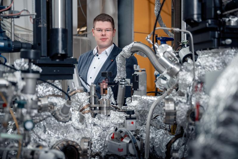 Lars Mohrhusen will mit seiner BMBF-Nachwuchsgruppe neue Katalysatoren zur Umwandlung von Kohlendioxid entwickeln. Eine Anlage mit Vakuumkammern, um die nötigen Tests durchzuführen, hat der Chemiker während seiner Promotion aufgebaut.